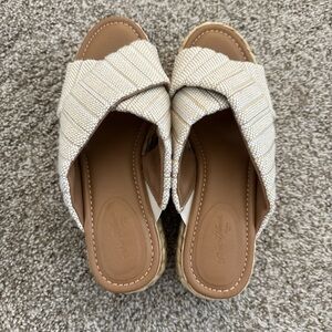Universal Thread platform Sandals